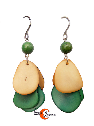 Pendientes de semillas de tagua. Racimo corto verde marfil con bola verde.