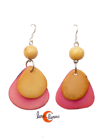 Pendientes de semillas de tagua. Dos piezas rosa marfil con bola.