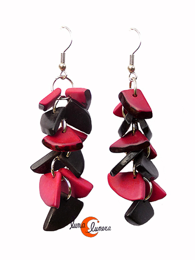 Pendientes de semillas de tagua. Racimo chico, negro rosa oscuro.
