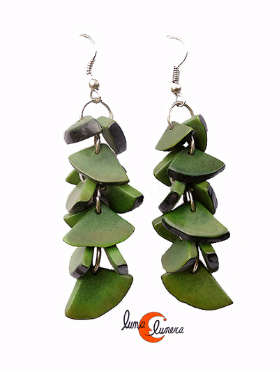 Pendientes de semillas de tagua. Racimo chico, verde oscuro.