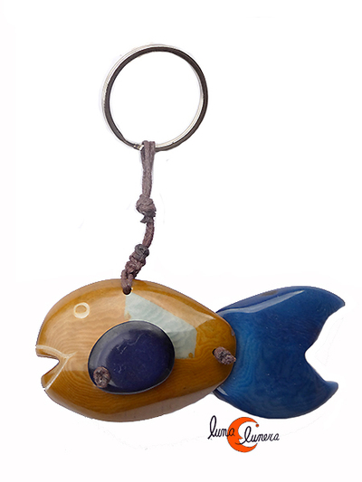 llavero de semillas de tagua. Pez con cola azul.
