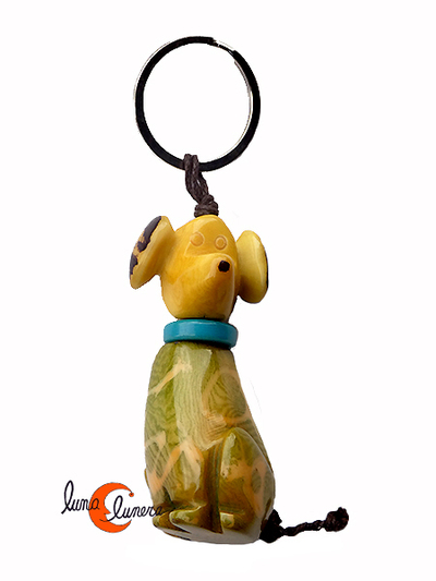 Llavero de semillas de tagua. Perro verde y amarillo.