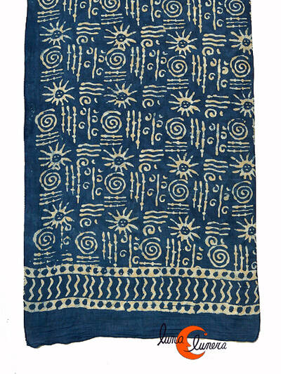 Pañuelo de algodón tipo fular. Azul con soles.