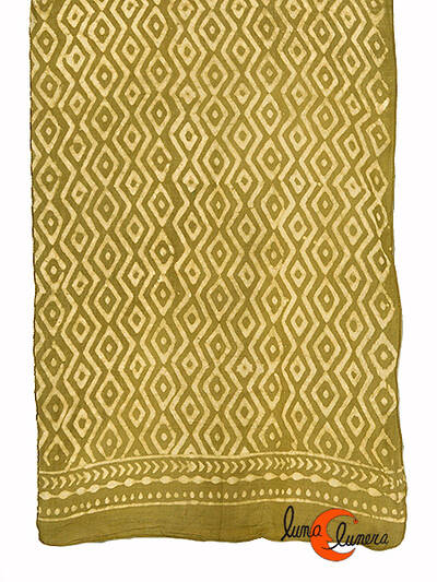 Pañuelo de algodón tipo fular. Verde musgo con dibujos.