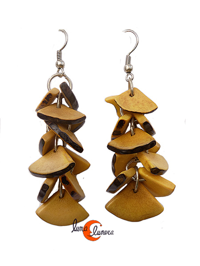 Pendientes de semillas de tagua. Racimo chico, amarillo suave.
