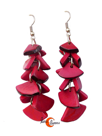 Pendientes de semillas de tagua. Racimo chico, fucsia oscuro.