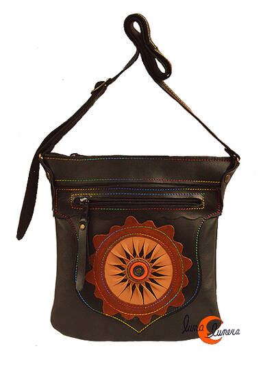 Bolso de piel del taller artesanal Arco Iris. Bolso cuadrado plano con sol marrón.