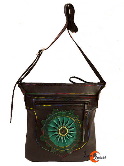 Bolso de piel del taller artesanal Arco Iris. Bolso cuadrado plano con sol verde.
