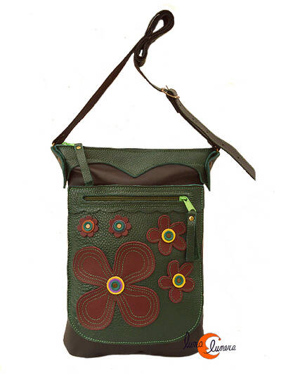 Bolso de piel del taller artesanal Arco Iris. Bolso largo plano verde con flores.