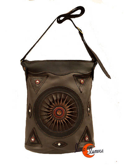 Bolso de piel del taller artesanal Arco Iris. Bolso largo con base gris.