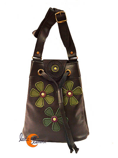 Bolso de piel del taller artesanal Arco Iris. Bolso bandolera pequeña lazo negra con flores verdes.