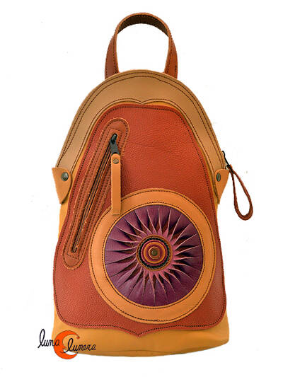 Mochila de cuero del taller Arco Iris. Mochila pequeña marrón  con sol morado.