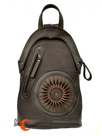 Mochila de cuero del taller Arco Iris. Mochila pequeña negra con sol marrón.