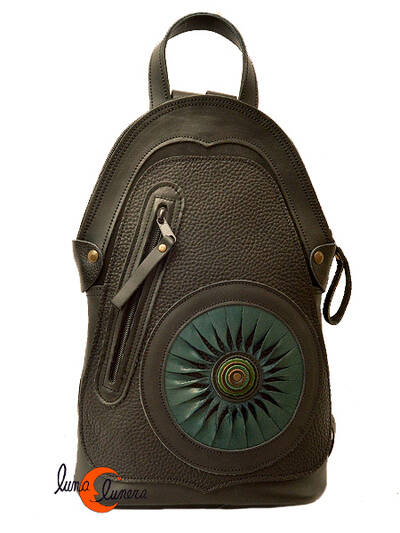 Mochila de cuero del taller Arco Iris. Mochila pequeña negra con sol verde.