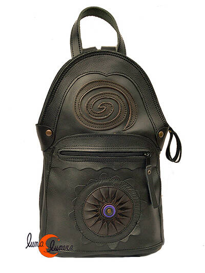 Mochila de cuero del taller Arco Iris. Mochila pequeña negra con espiral marrón.