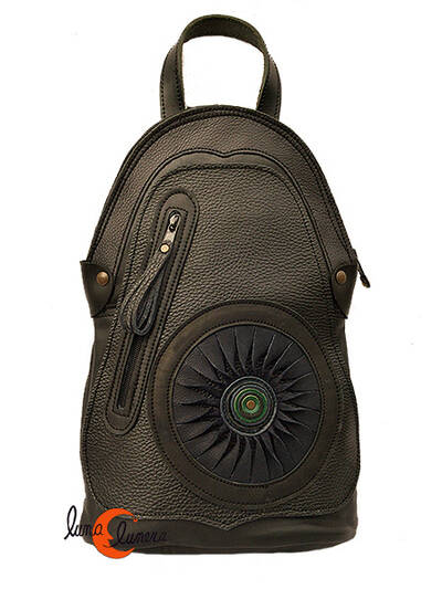 Mochila de cuero del taller Arco Iris. Mochila pequeña negra con sol negro.