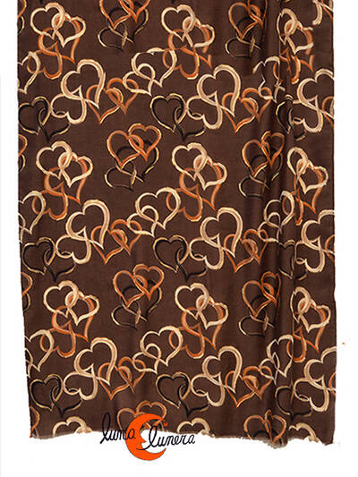 Fular con corazones. Marrón con toques dorados.