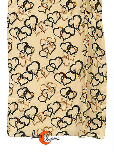Fular con corazones. Beige con toques dorados.