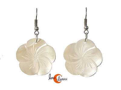 Pendientes blancos flor de nácar.