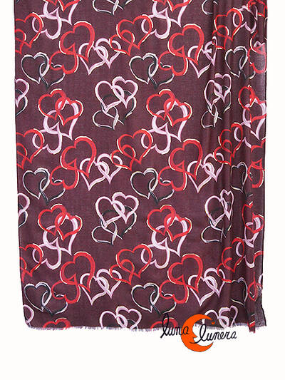 Fular con corazones. Granate con toques dorados.