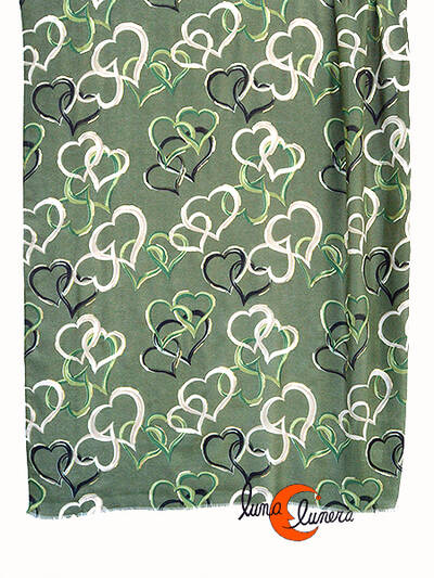 Fular con corazones. Verde con toques dorados.