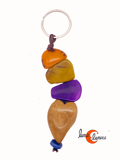 llavero de semillas de tagua. Tira larga con corazón marrón.