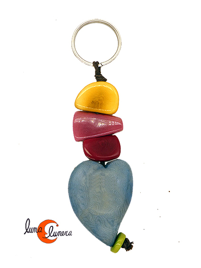 llavero de semillas de tagua. Tira larga con corazón azul amarillo.