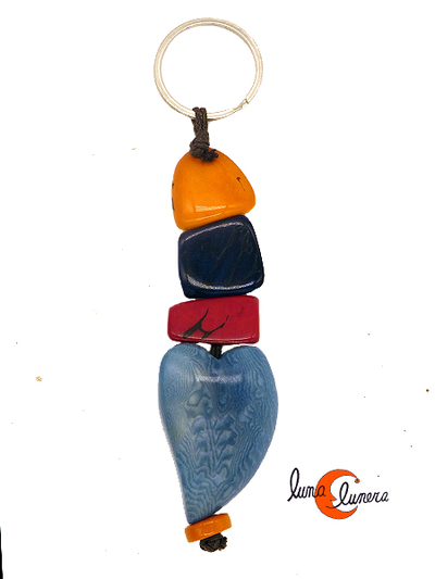 Llavero de semillas de tagua. Tira larga con corazón azul naranja.
