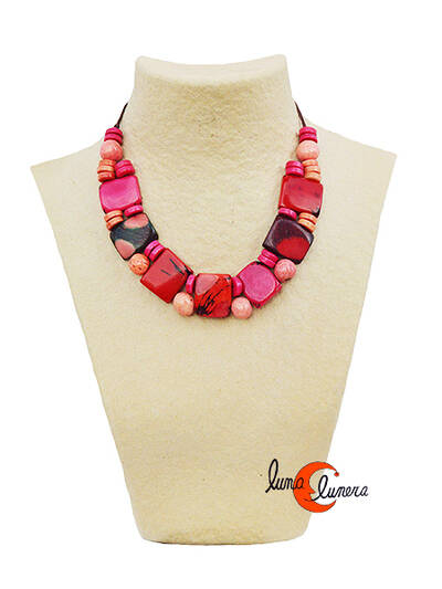 Collar de semillas de tagua. Gargantilla con bolitas de colores rojos y rosa.