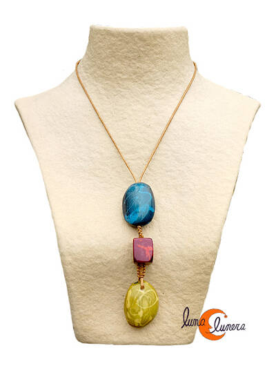 Collar de semillas de tagua. Colgante de tres piezas verde, rojo, azul.