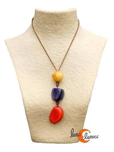 Collar de semillas de tagua. Colgante de tres piezas rojo, azul, amarillo.