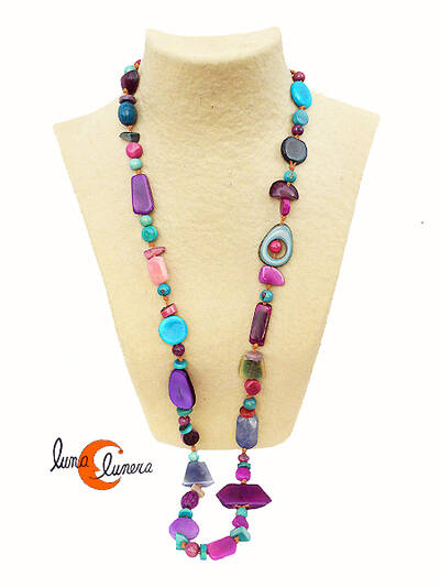 Collar de semillas de tagua. collar largo colores morados y azules.