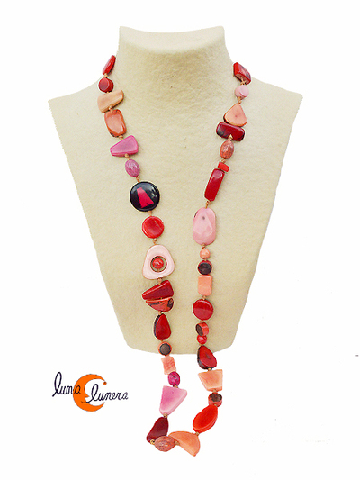 Collar de semillas de tagua. collar largo colores rojos, naranjos y rosas.