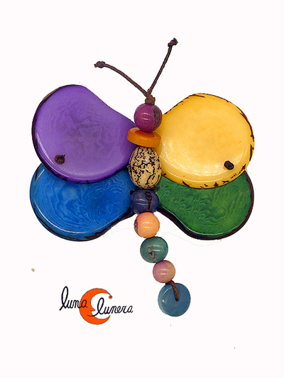 Broche de semillas de tagua. Mariposa multicolor colores frios.