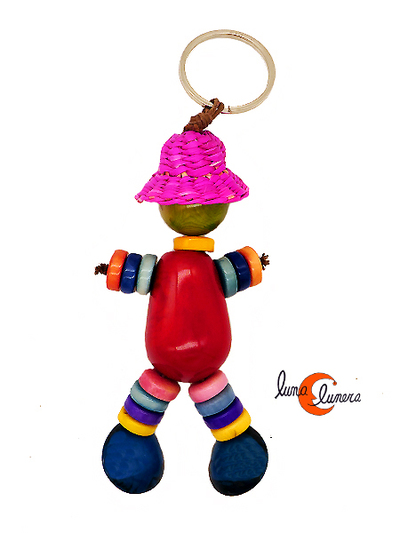 Llavero de semillas de tagua. Muñeco rojo.