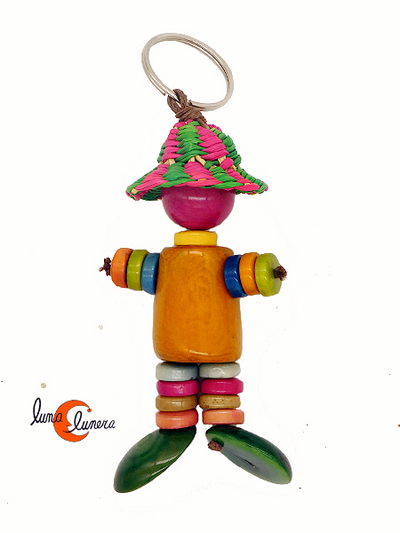 Llavero de semillas de tagua. Muñeco naranjo.