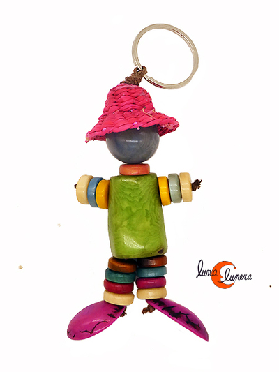 Llavero de semillas de tagua. Muñeco verde.