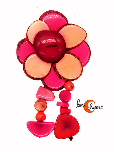 Broche de semillas de tagua. Flor 8P con colgantes rosa fucsia.
