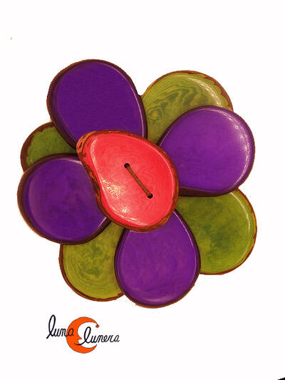 Broche de semillas de tagua. Flor grande 8P morada verde.