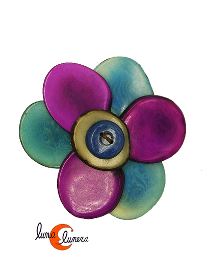 Broche de semillas de tagua. Flor mediana 6P celeste morado.