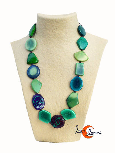 Collar de semillas de tagua. collar mediano verde.