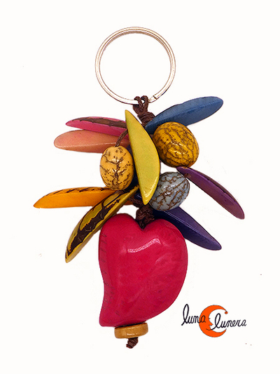 Llavero de semillas de tagua. Racimo corazón fucsia.