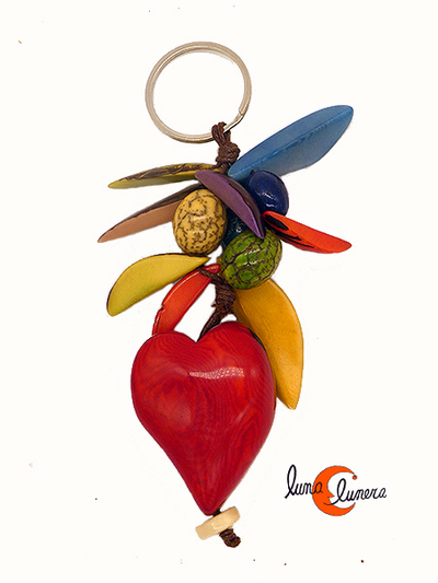 Llavero de semillas de tagua. Racimo corazón rojo.