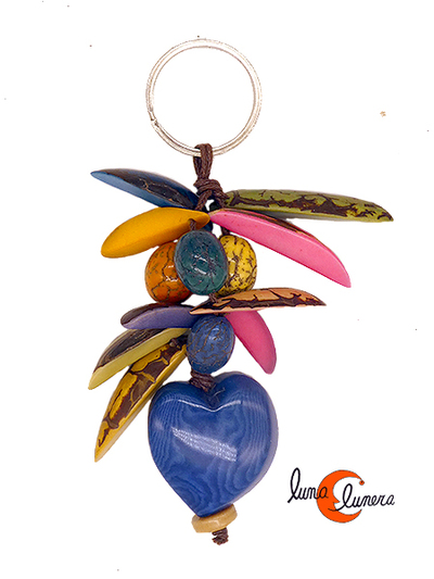 Llavero de semillas de tagua. Racimo corazón azul.