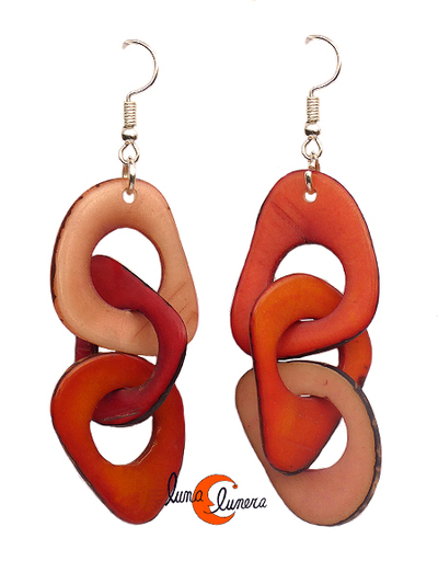 Pendientes de semillas de tagua. Cadena 3P rojo, naranja y rosa asimétrico.