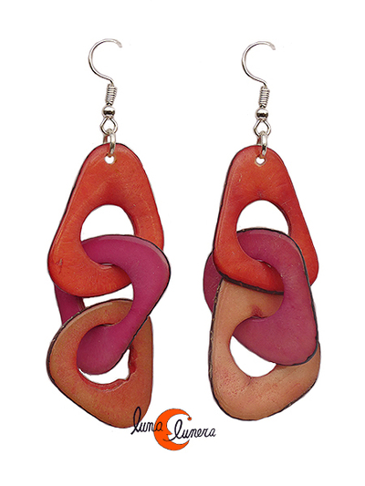 Pendientes de semillas de tagua. Cadena 3P rosa y rojo.