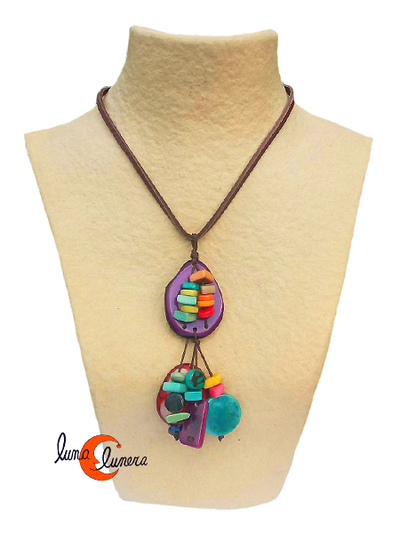 Collar de semillas de tagua. Colgante ramillete morado.