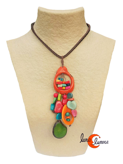 Collar de semillas de tagua. Colgante ramillete naranjo.