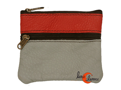 Monedero de piel de colores, rojo y gris.