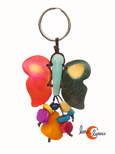 Llavero de semillas de tagua. Mariposa rosa verde.